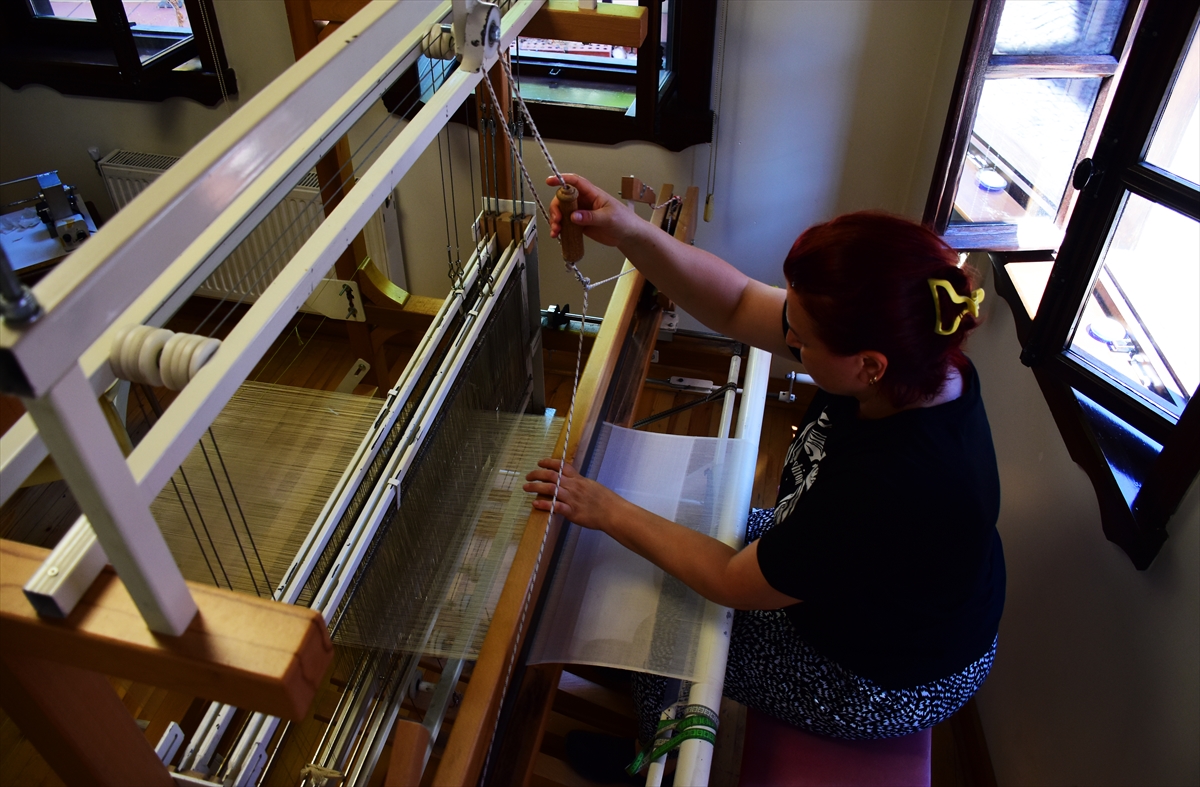 Eskişehirli Kadın Kursiyerler El Emeklerini Satışa Sunuyor