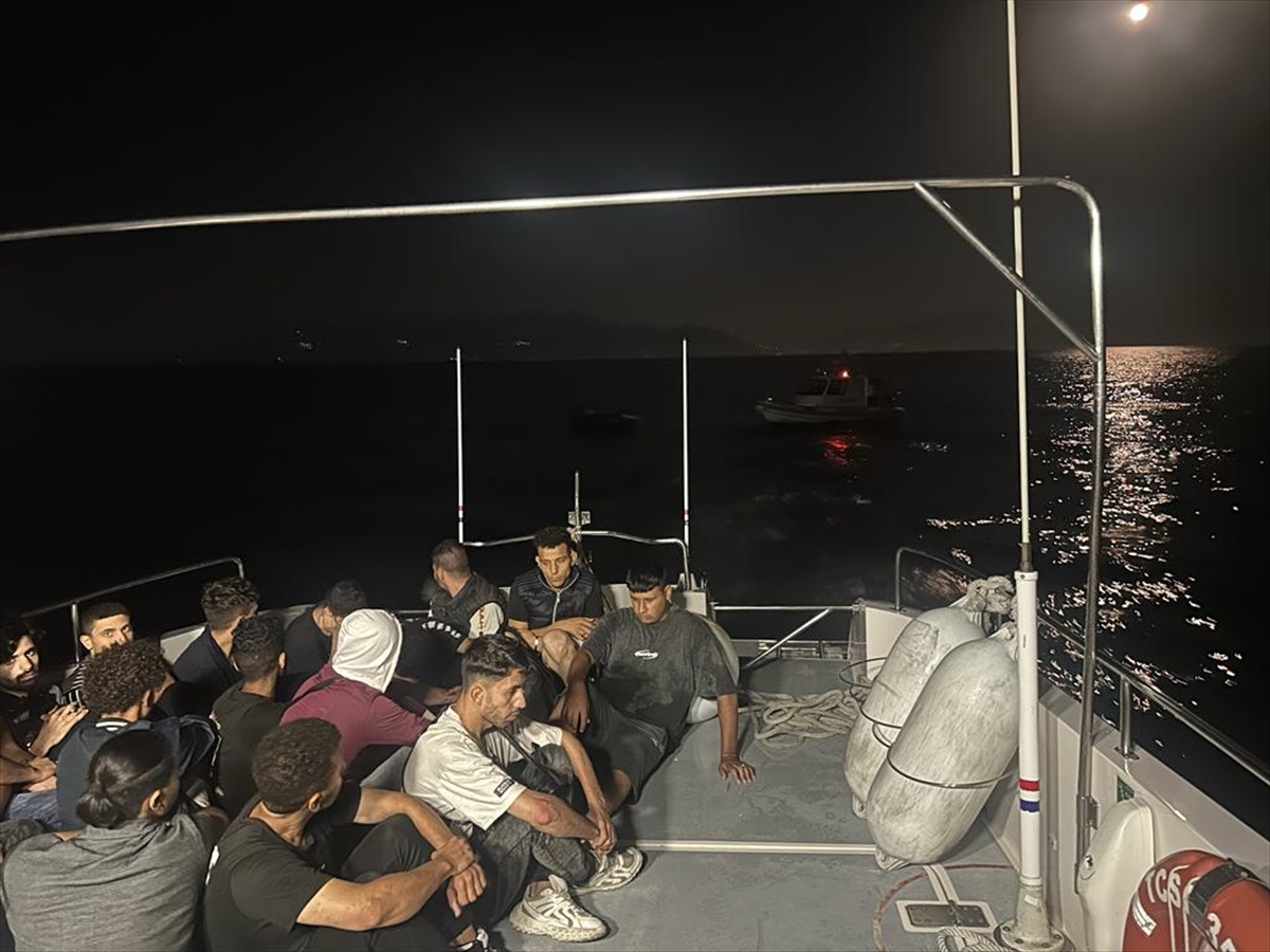İzmir açıklarında geri itilen 64 düzensiz göçmen kurtarıldı, 16 düzensiz göçmen yakalandı