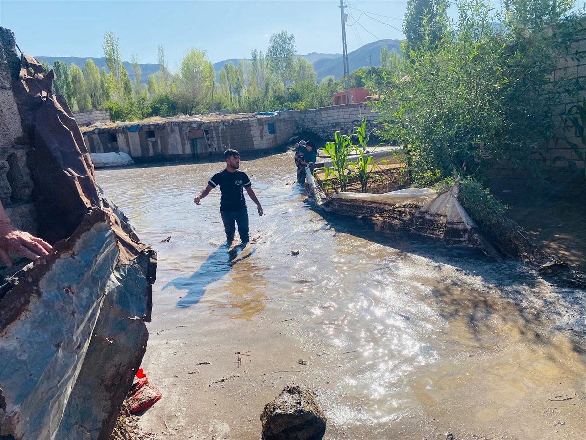 Sel nedeniyle kapanan Türkiye-İran kara yolu açıldı