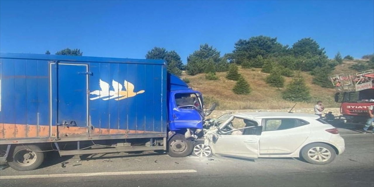 Afyonkarahisar'da kamyonet ile otomobilin çarpıştığı kazada 1 kişi öldü