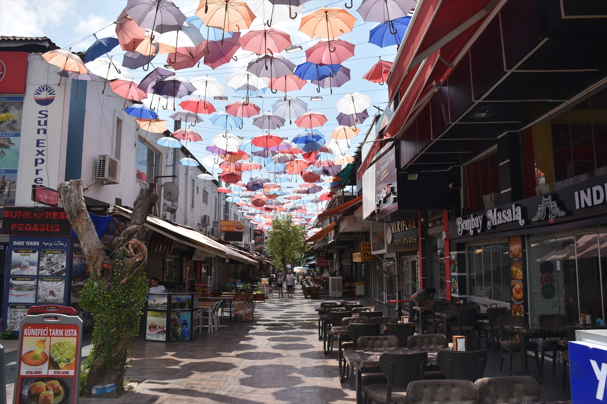 Antalya'da sıcak hava ve nem yüzünden her yer boş kaldı