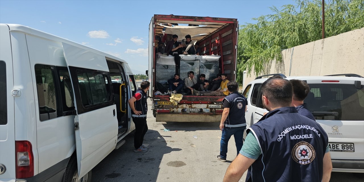 Erzincan'da tırdan 64 kaçak çıktı!