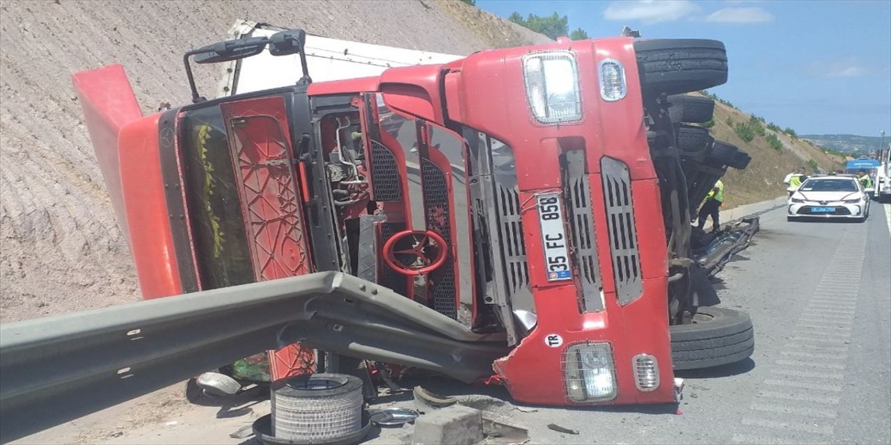 Çekmeköy'de alkollü şoför tırı devirdi.