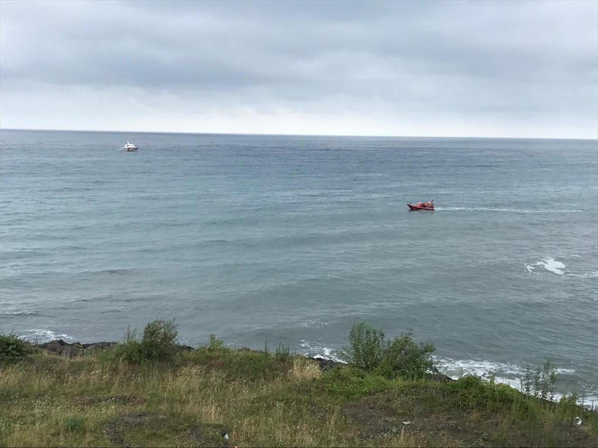 Trabzon'da denizde kaybolan genci arama çalışmaları sürüyor