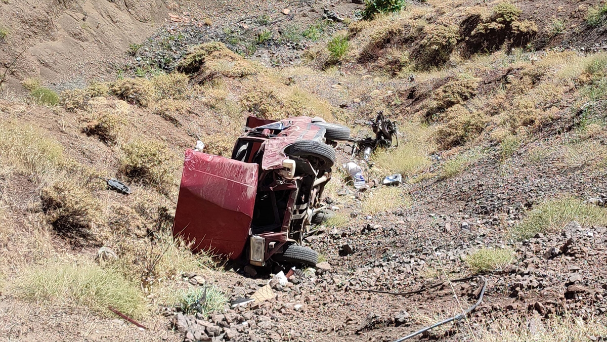 Adıyaman'da şarampole devrilen otomobildeki 4 kişi yaralandı