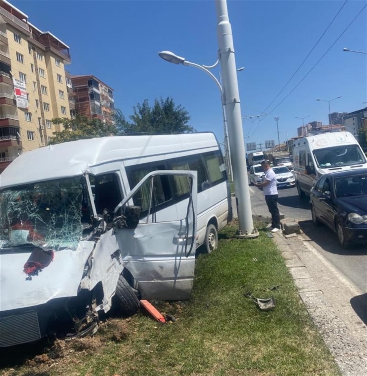 Refüje çarpan araçtaki 8 kişi yaralandı