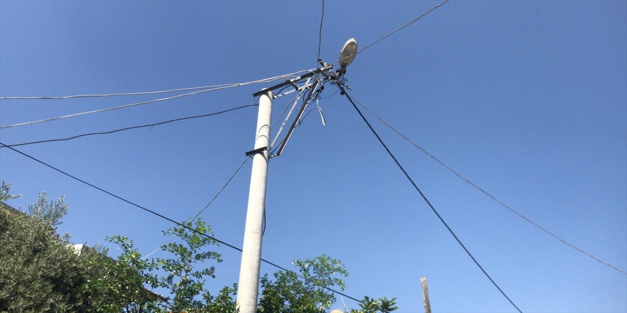 Adana'da akıma kapılarak direkten düşen elektrikçi öldü