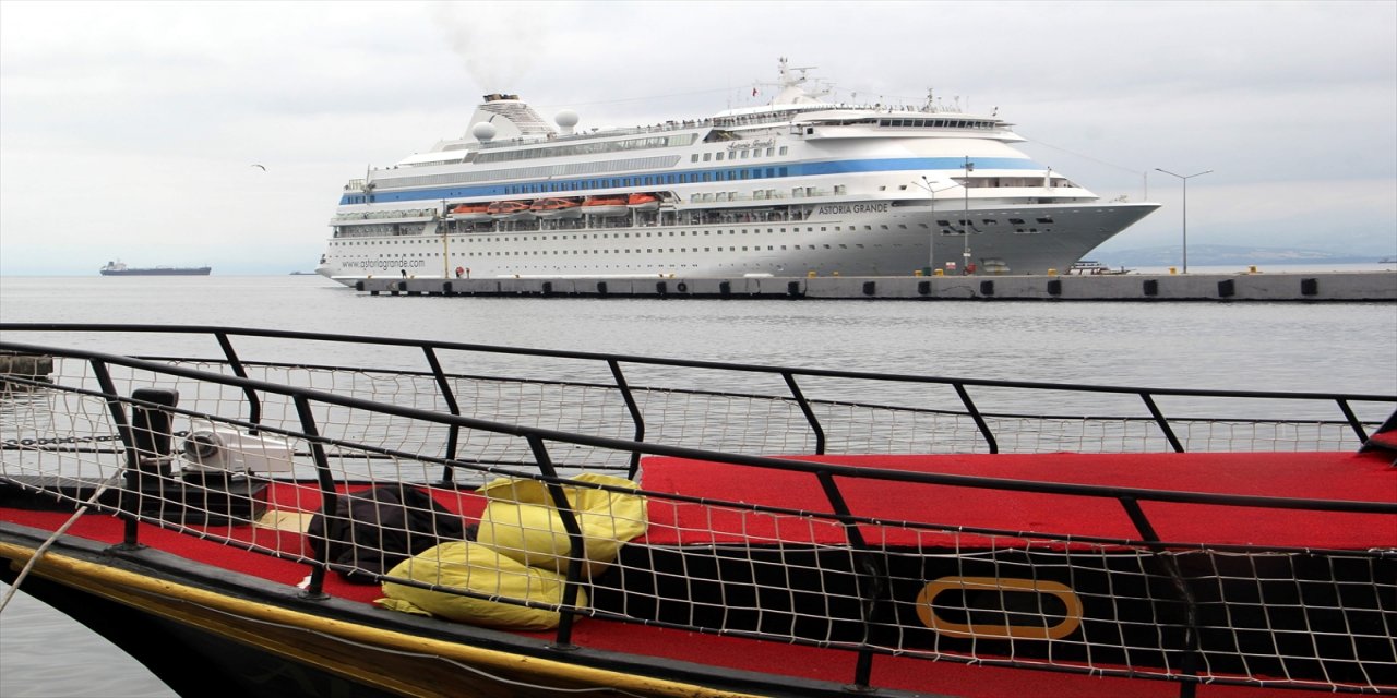 Astoria Grande kruvaziyeri 893 yolcusuyla Sinop'a geldi