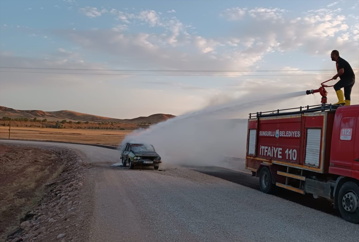 Çorum'da yanan otomobil kullanılamaz hale geldi