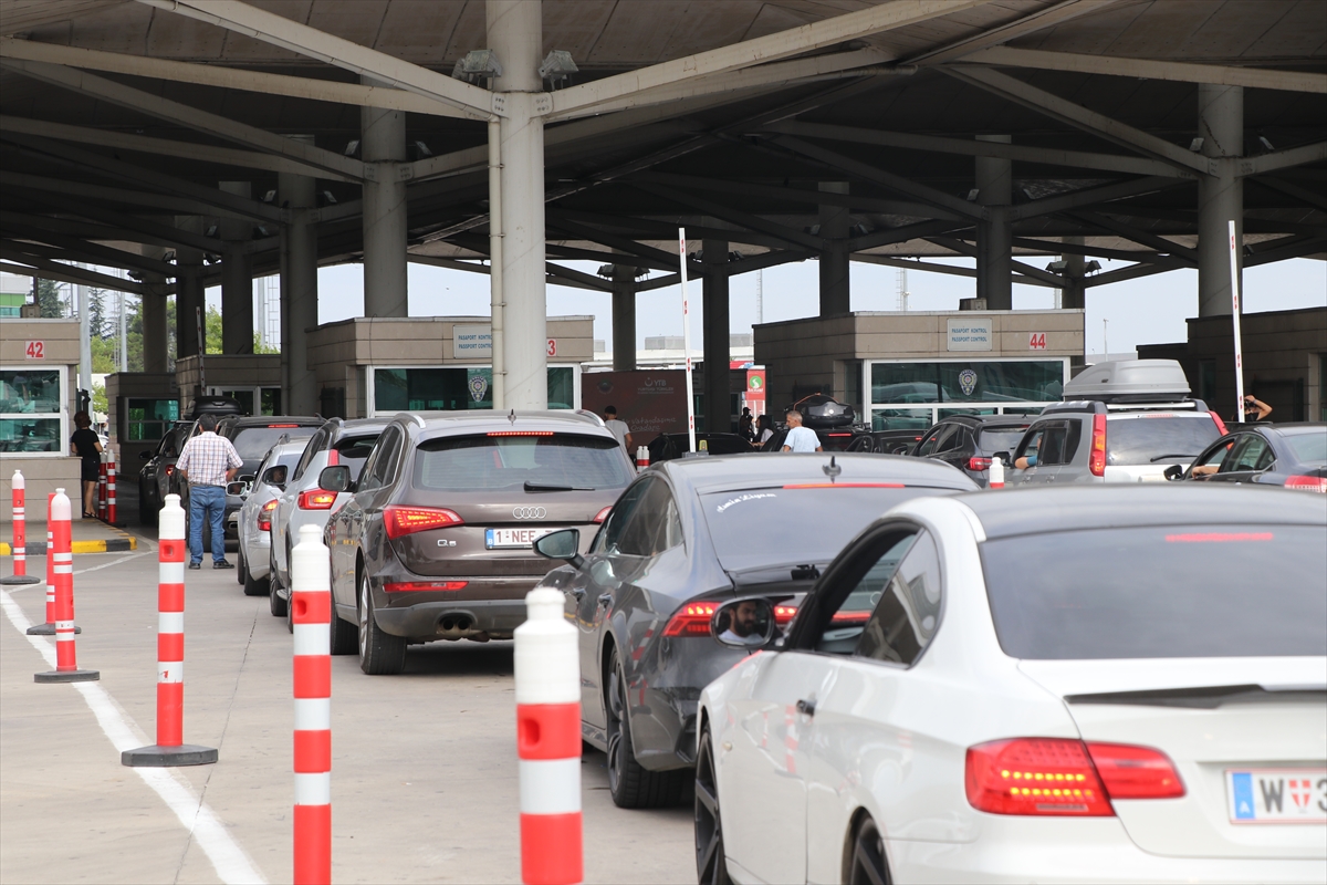 Tatilleri biten gurbetçilerin yaşadıkları ülkelere dönüş yolculukları sürüyor