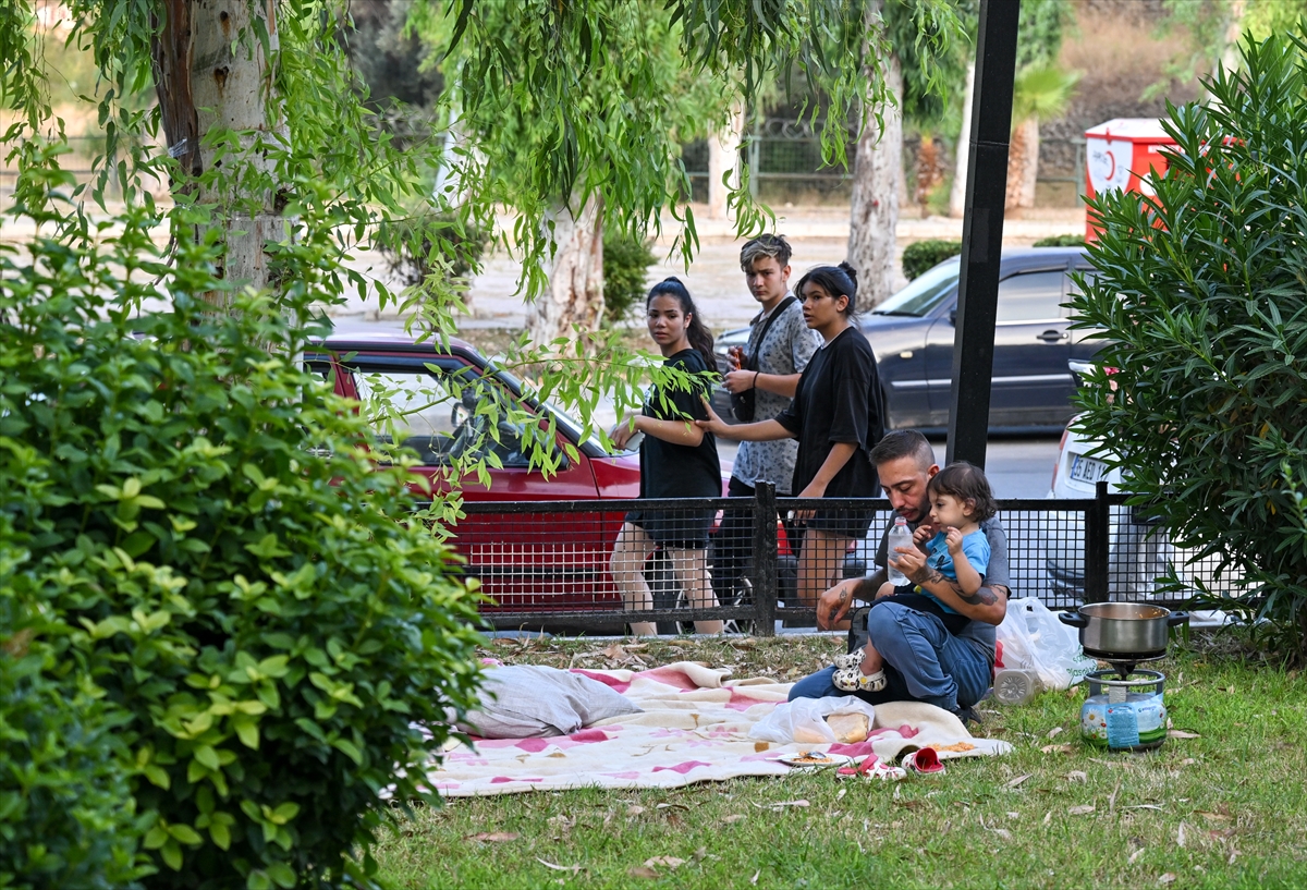 Ev sahibinin yaklaşık 5 katına çıkardığı kirayı ödeyemeyen aile parkta yaşıyor