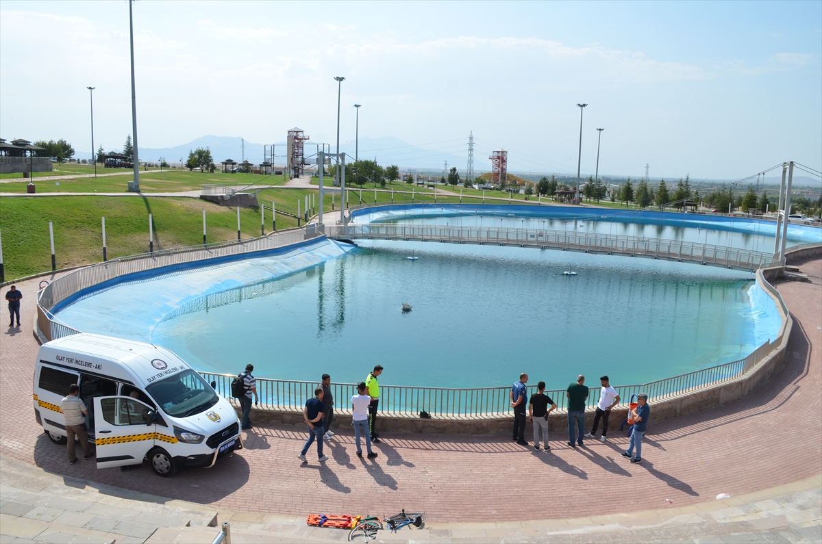 Gölette boğulmak üzereyken son anda kurtarılan 2 kardeş hastaneye kaldırıldı