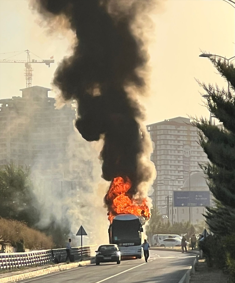 Seyir halindeki yolcu otobüsü yandı
