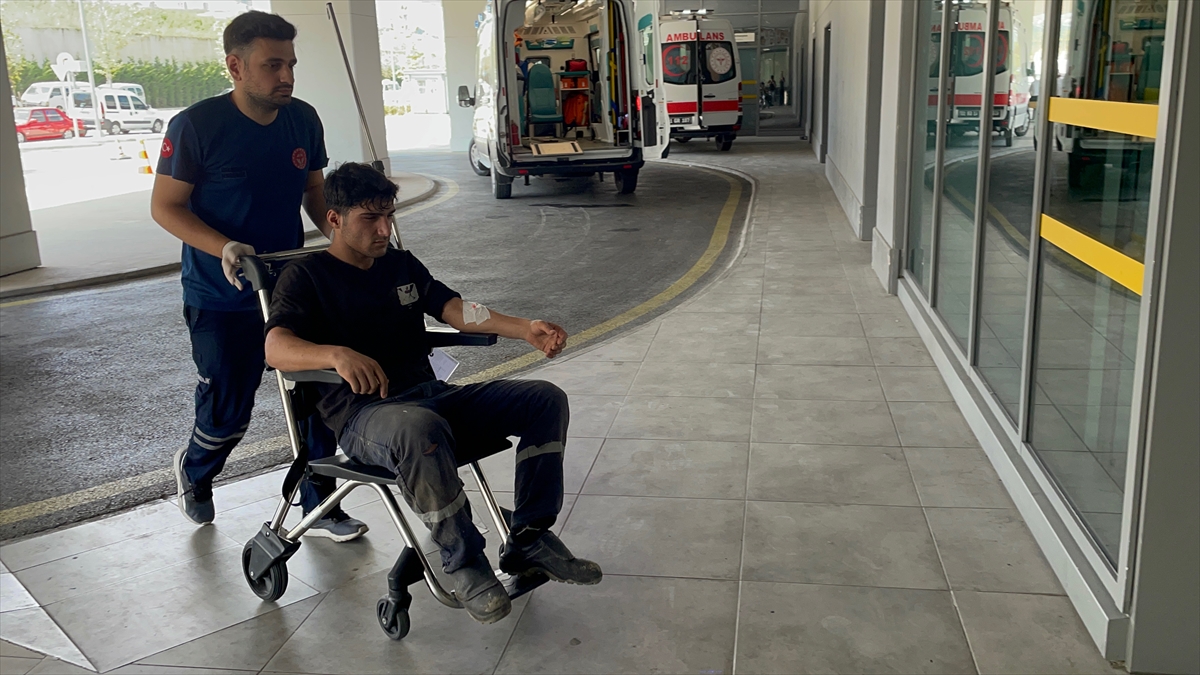 Kocaeli'de tersanede çıkan yangında 10 işçi dumandan etkilendi