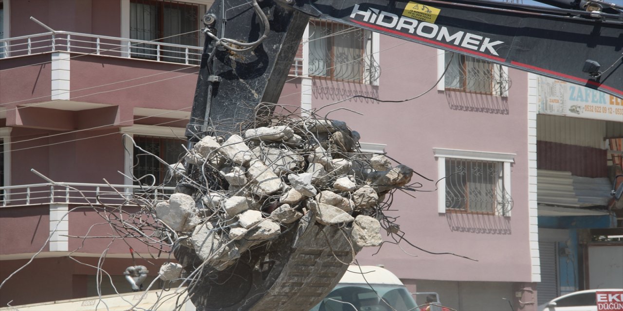 Hatay'da ağır hasarlı 2 bina patlayıcı yardımıyla yıkıldı