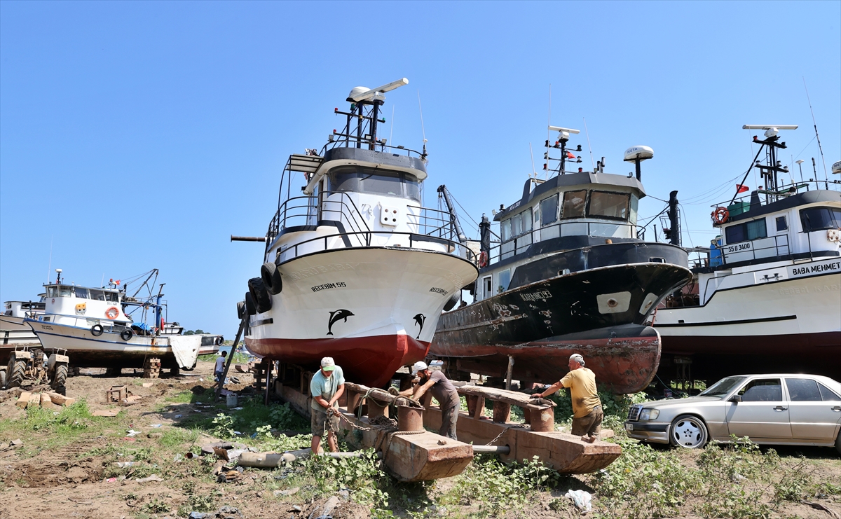 Karadenizli balıkçılar teknelerine son bakımları yapıyor