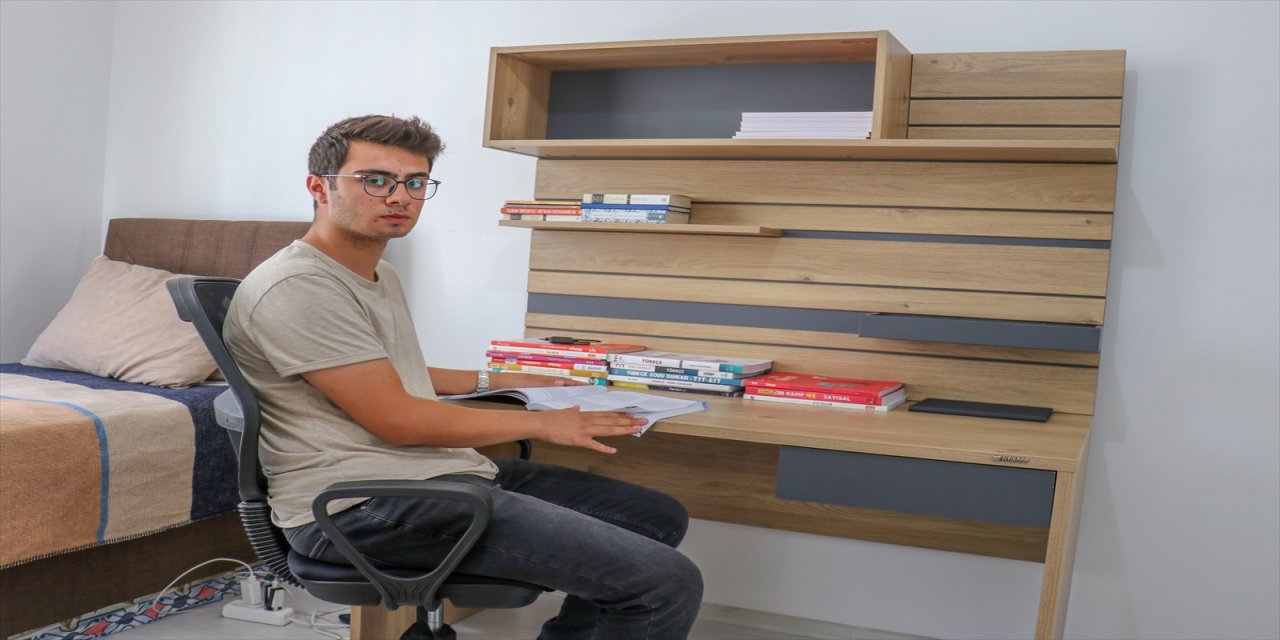 Depremde babası, dedesi ve ninesini kaybeden öğrenci, tıp fakültesini kazandı