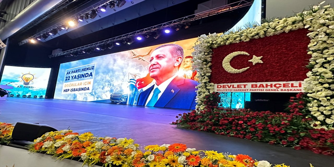 Bahçeli’den AK Parti'nin 22. kuruluş yıl dönümü için Türk bayraklı kutlama çiçeği