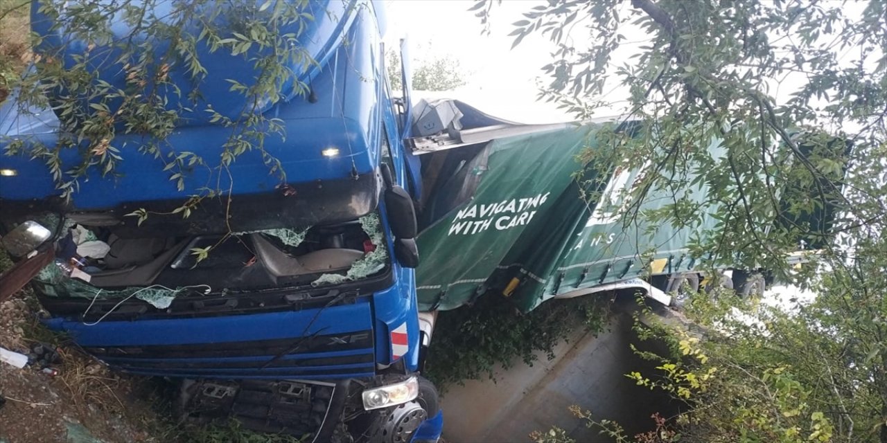 Edirne'de devrilen tırın sürücüsü hayatını kaybetti