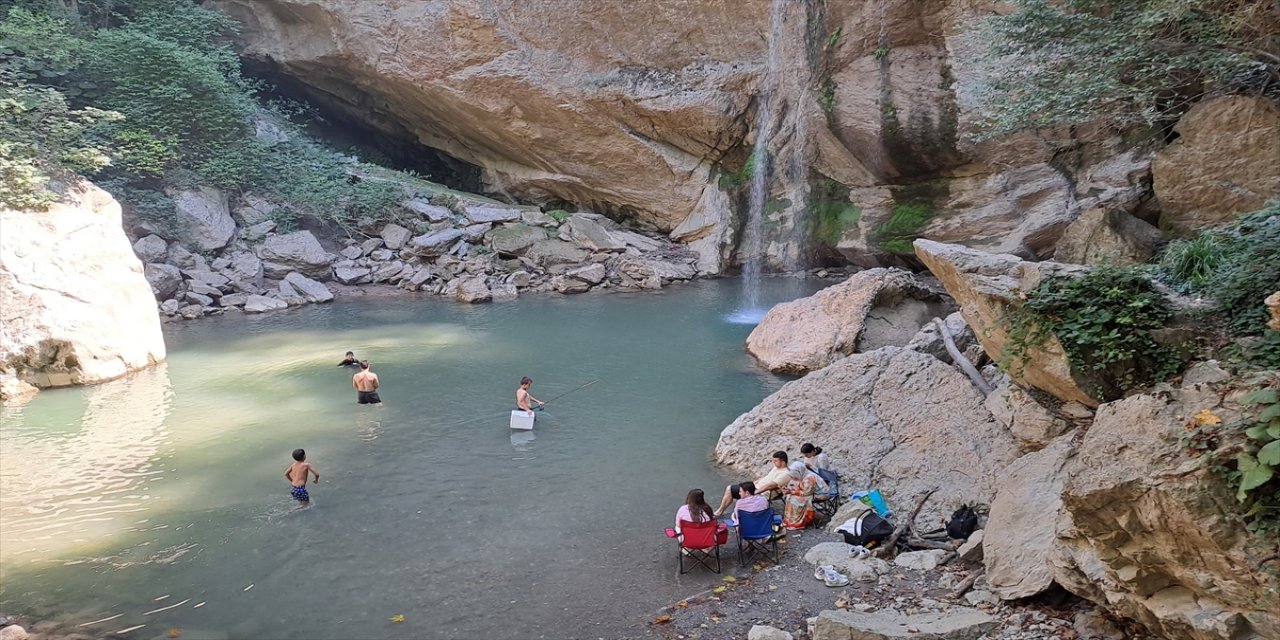 Doğançay Şelalesi sıcaktan bunalanların kurtuluşu oluyor.