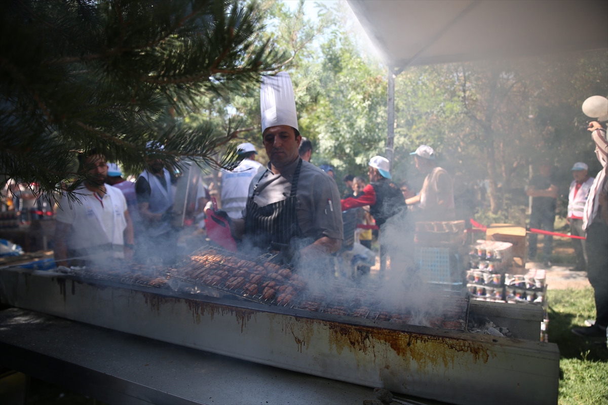 "Geleneksel Edremit Piknik Şenliği"nde 500 kilogram köfte ve sucuk dağıtıldı