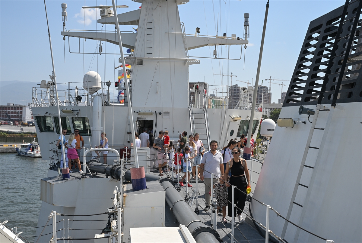 Ziyaretçiler Hayranlıkla İzliyorlar