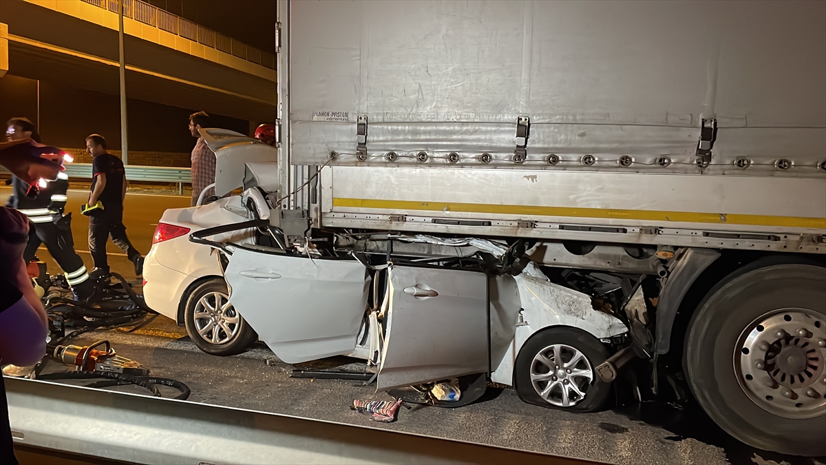 Kocaeli'de seyir halindeki tıra arkadan çarpan otomobilin sürücüsü öldü