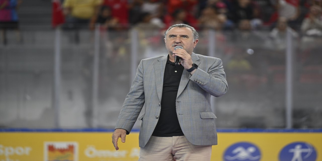 Bakan Osman Aşkın Bak, Zeytinburnu Yaz Spor Okulu'nun kapanış törenine katıldı: