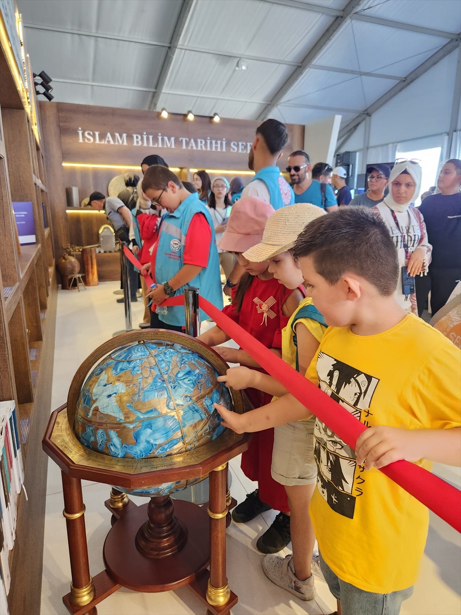 TEKNOFEST'teki "100 Objede İslam Bilim Tarihi" sergisine ziyaretçi ilgisi