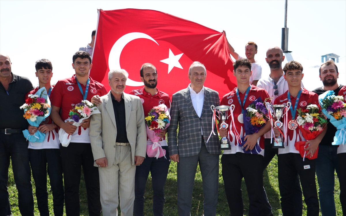 Avrupa şampiyonasından madalyalarla dönen kick boksçular Erzurum'da coşkuyla karşılandı