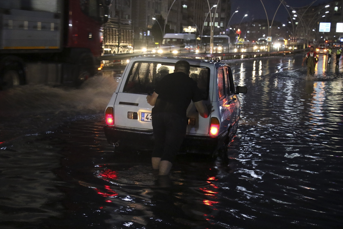 Uşak'ta sağanak etkili oldu