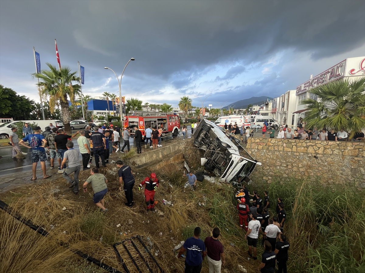 Bodrum'da dere yatağına devrilen midibüsteki 23 kişi yaralandı