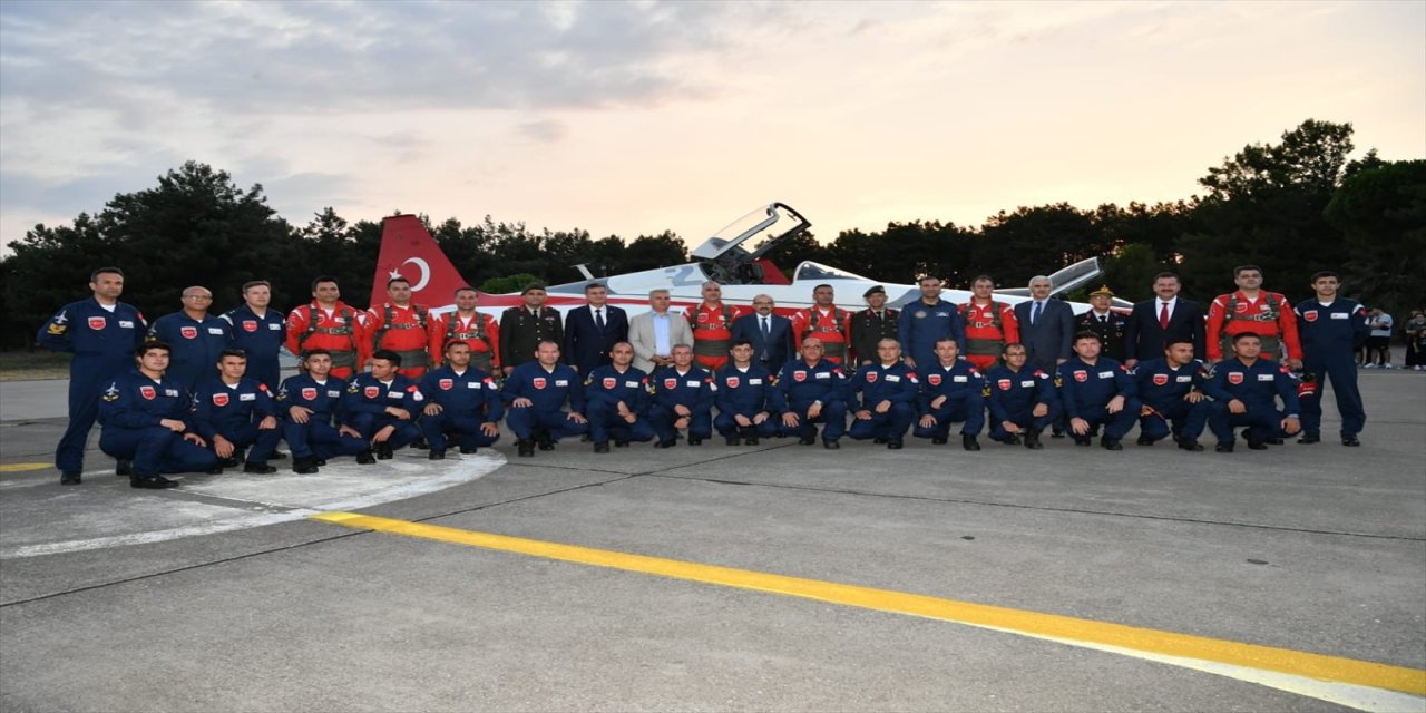 "Türk Yıldızları" Balıkesir'in kurtuluş yıl dönümü dolayısıyla gösteri uçuşu yaptı