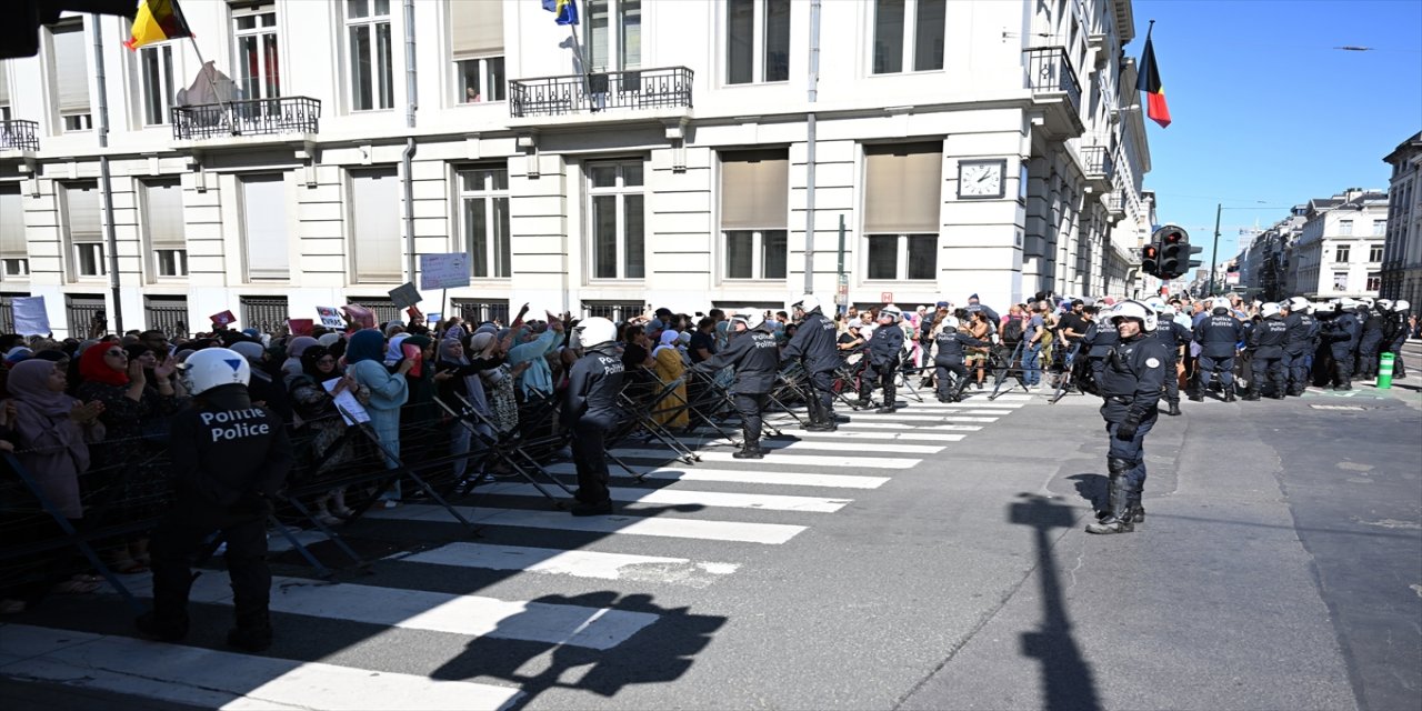 Brüksel'de yüzlerce kişi zorunlu cinsellik eğitimini protesto etti