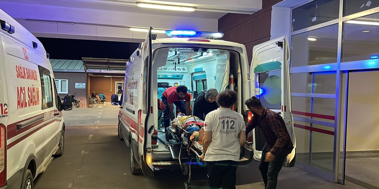 Adıyaman'da kule vinçten düşen 2 işçi yaralandı