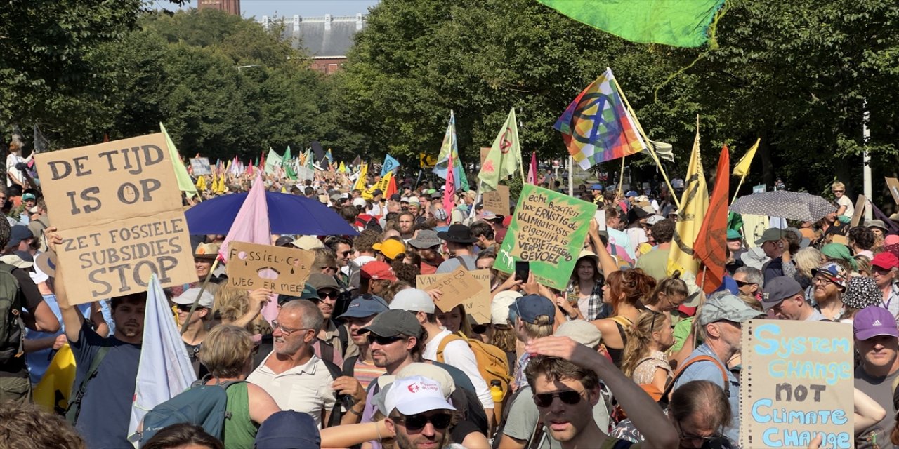 Hollanda'da yolu kapatarak eylem yapan yaklaşık 2 bin çevreci aktivist gözaltına alındı