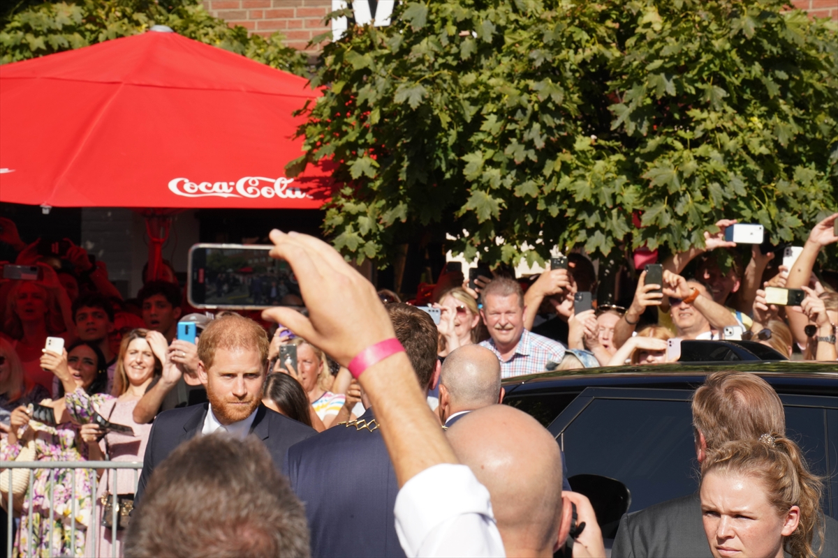 Prens Harry, Düsseldorf'ta ilgiyle karşılandı