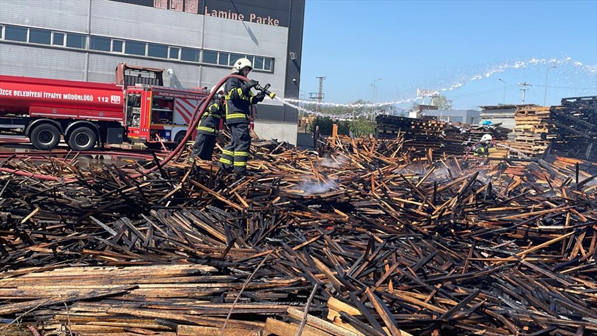 Düzce'de çıkan yangında parke fabrikasına ait ahşap malzemelerin bir kısmı yandı