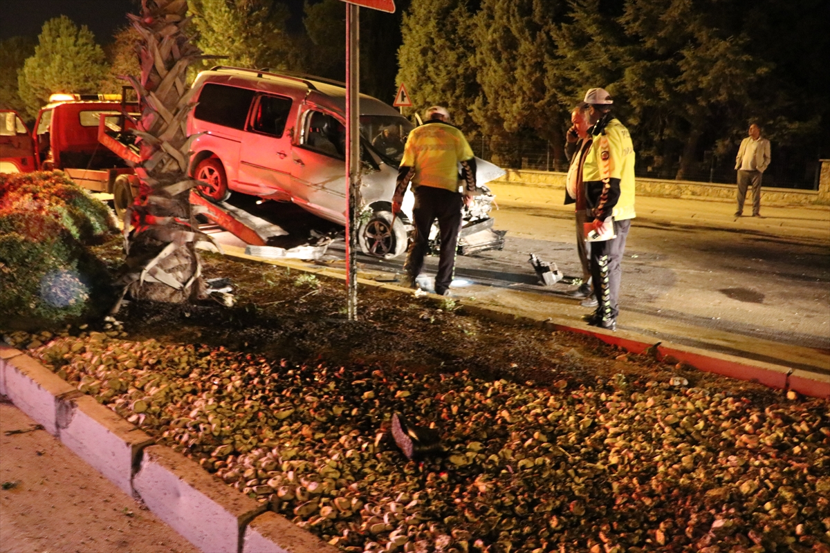 Denizli'de ağaca ve aydınlatma direğine çarpan hafif ticari araçtaki 2 kişi öldü