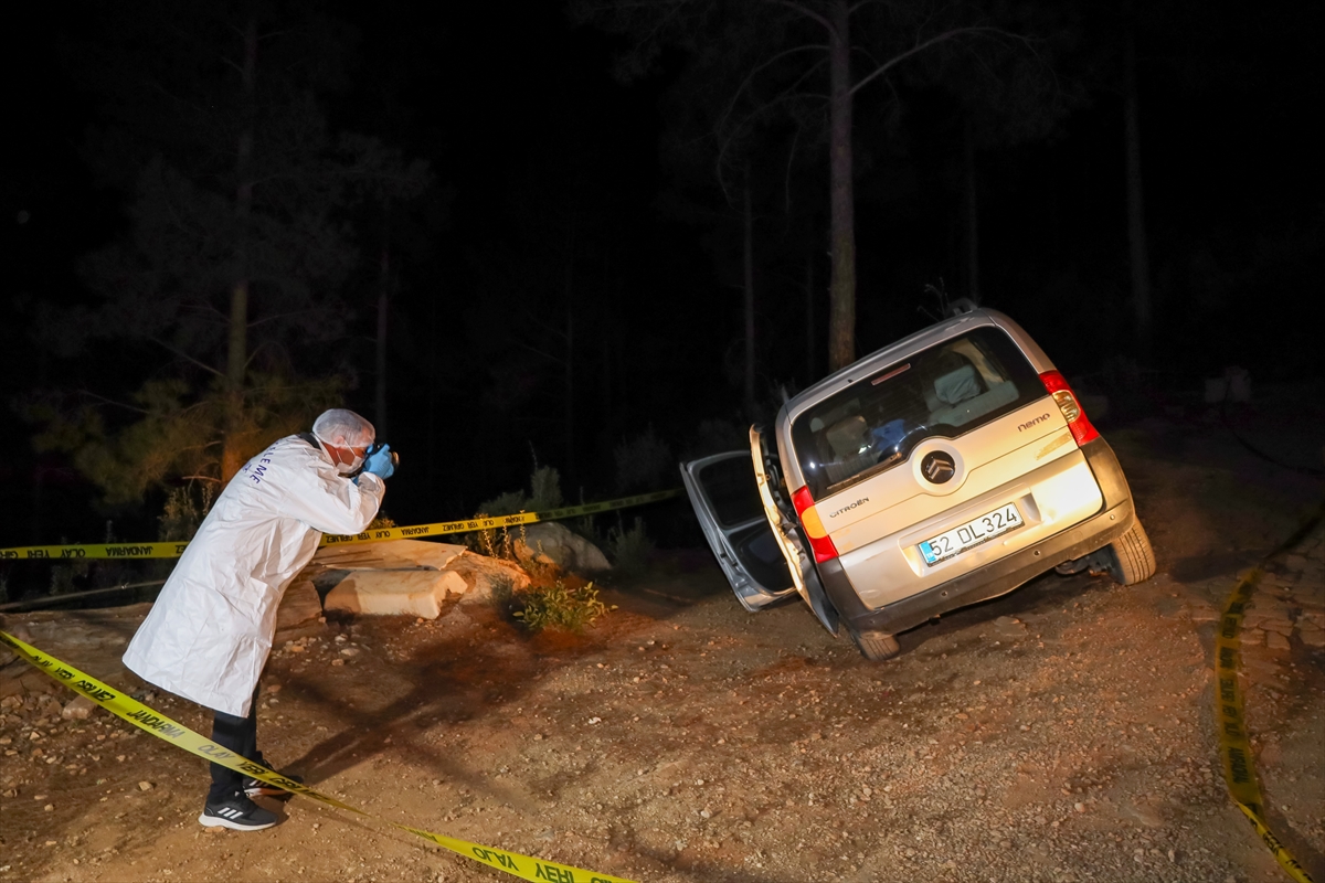Kamyonetinin altında kalan sürücü öldü