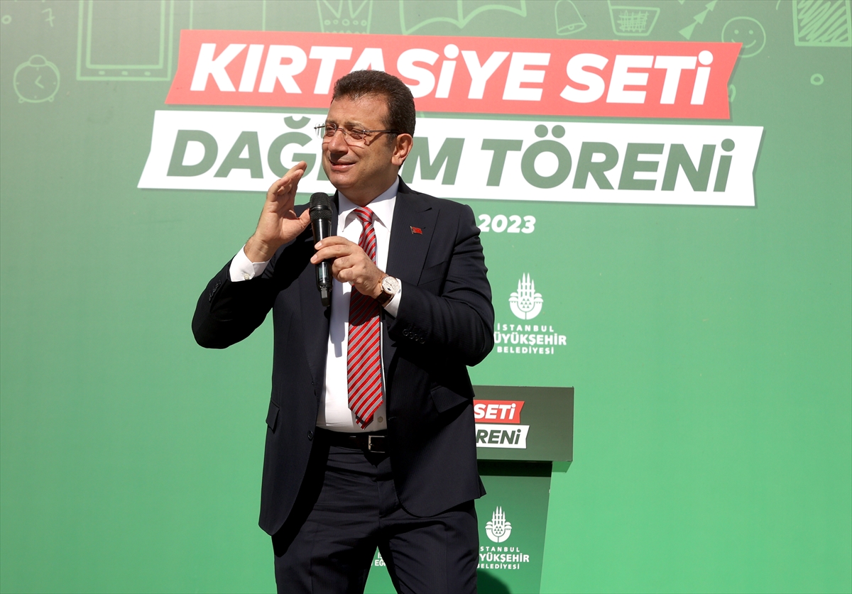 İBB Başkanı İmamoğlu, kırtasiye seti dağıtım törenine katıldı