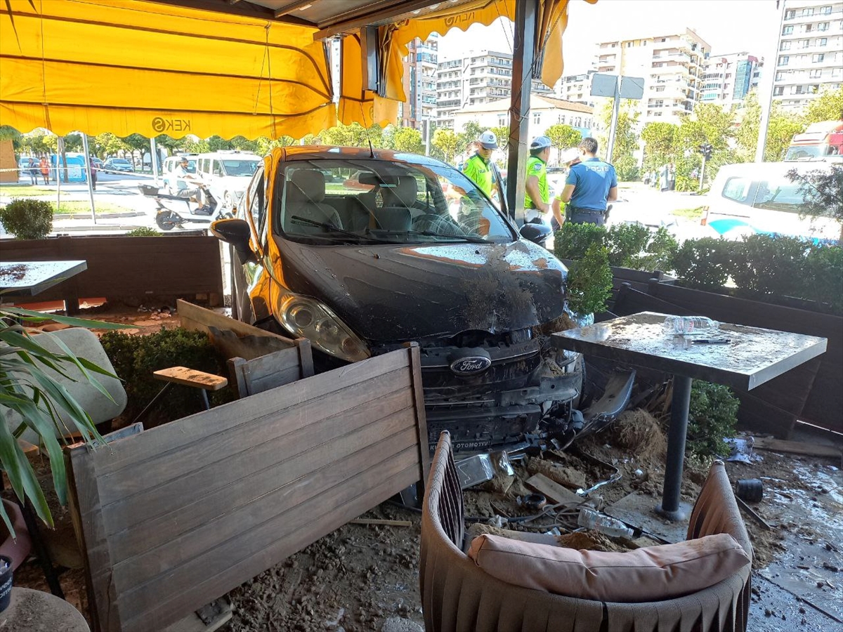 Otomobilin kafeye girmesi sonucu 2 kişi yaralandı