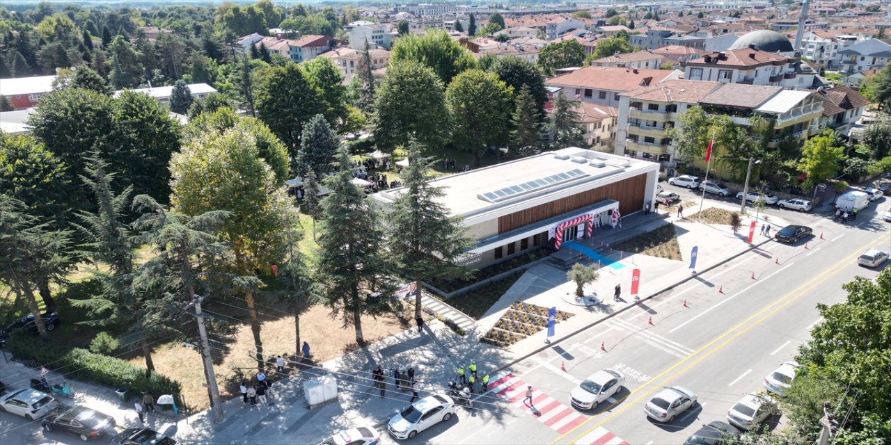 Düzce'de belediye ve hayırsever iş insanının desteğiyle yapılan kütüphane açıldı