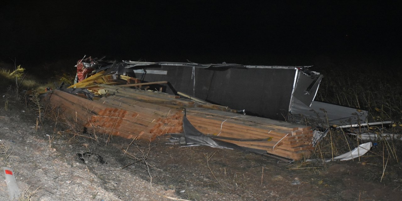 Afyonkarahisar'da şarampole devrilen kereste yüklü tırın sürücüsü öldü