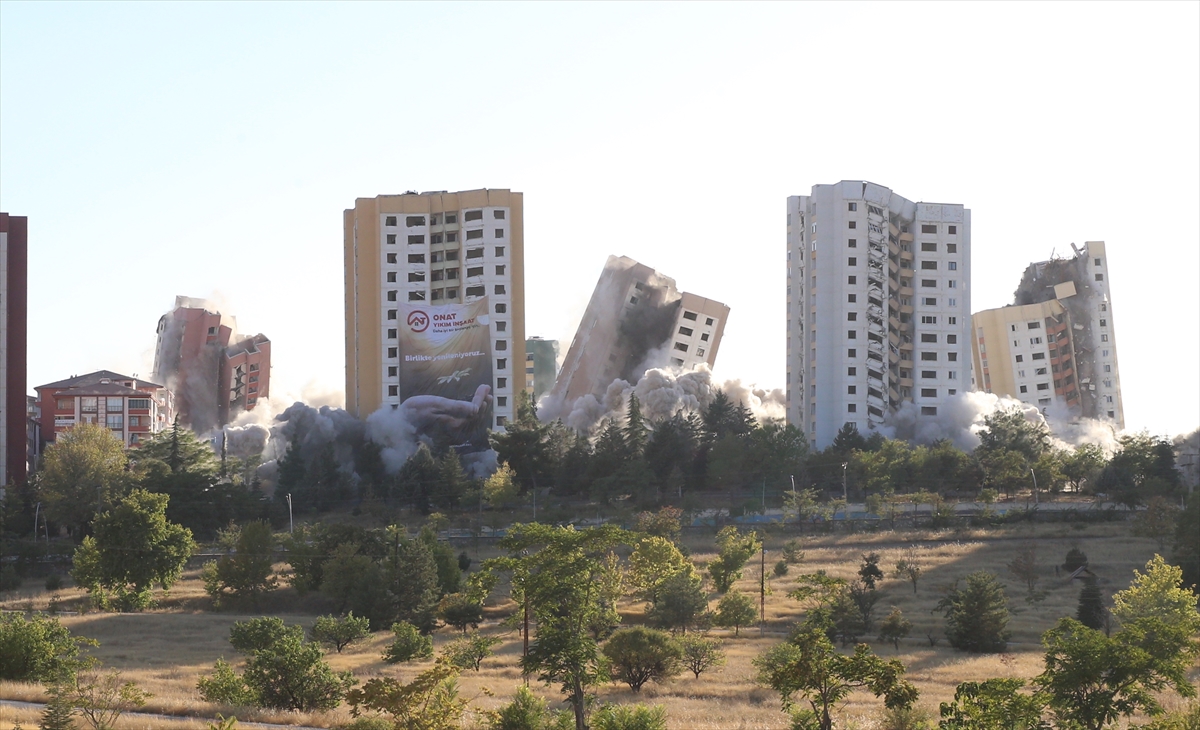 Malatya'da 15 katlı 9 bina patlayıcıyla yıkıldı