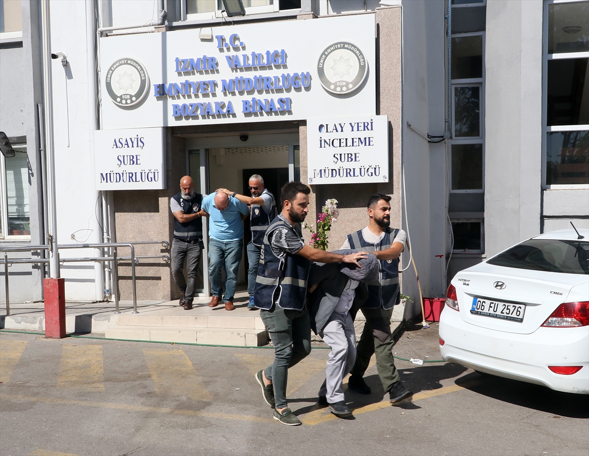 Hatay'da enkazdan çıkarılan otomobille İzmir'de gasbedilen otomobilin plakasını değiştiren 5 şüpheli yakalandı
