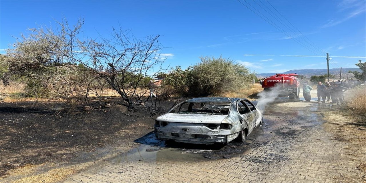 Çorum'da alev alan otomobil tamamen yandı