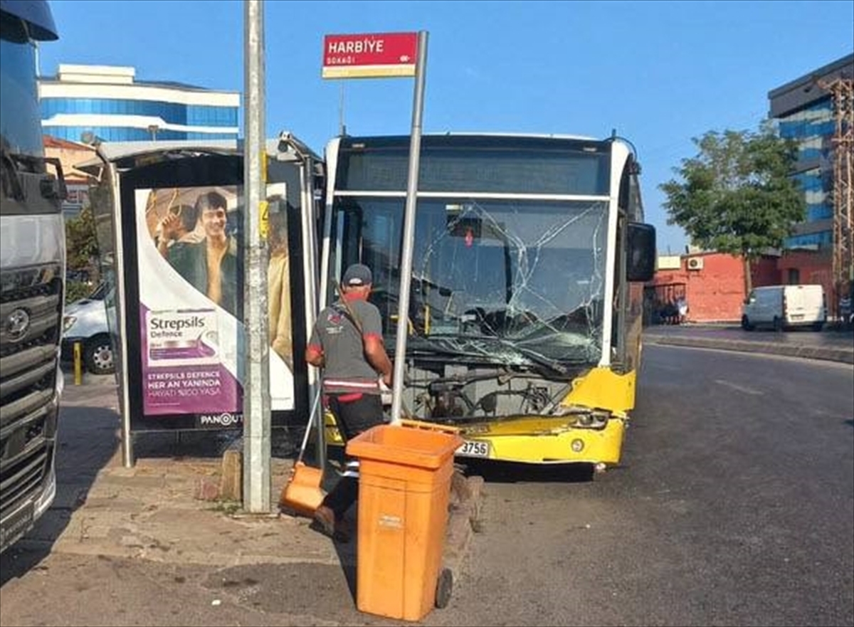 Ümraniye'de otobüs durağa çarptı