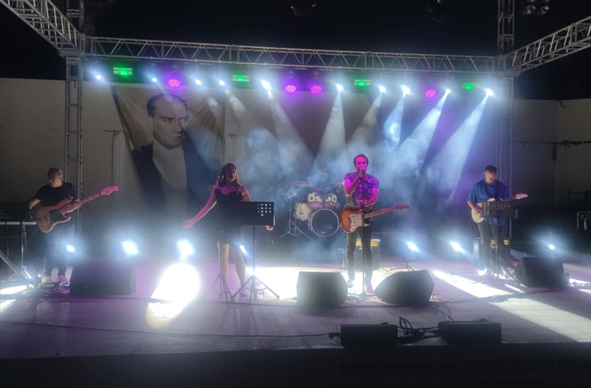 Doktorlarımızın kurduğu müzik grubu, sokak hayvanları için sahne aldı