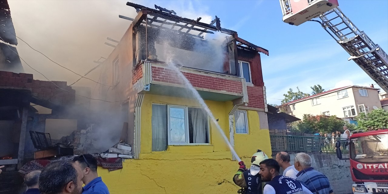 Kocaeli'de çıkan yangında 8 müstakil ev hasar gördü